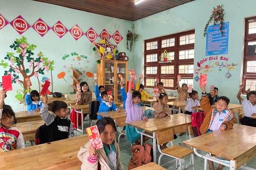 Gần 10.000 học sinh vùng cao được lì xì trong ngày đầu trở lại lớp
