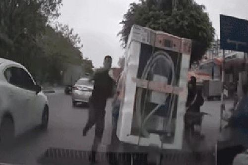 Hà Nội: Công an triệu tập tài xế ô tô 'tung cước' người chở hàng trên phố