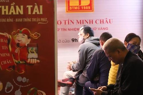 Người dân dậy từ 3h sáng để xếp hàng mua vàng ngày vía Thần tài