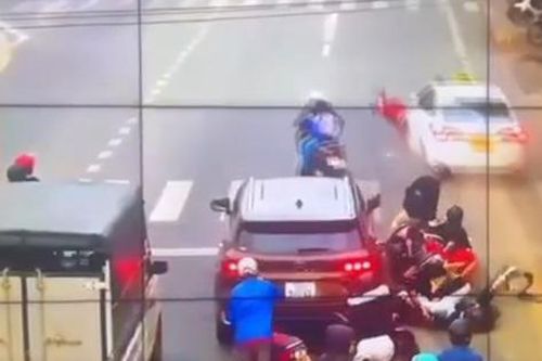 Video tài xế taxi buồn ngủ tông loạt xe khiến 5 người đi cấp cứu