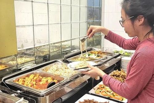 Quán ăn chay tấp nập đón thực khách sau Tết