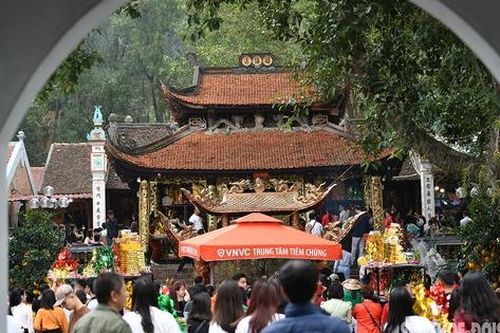 Ngày vía Thần Tài, người dân đổ về đền Bà Chúa Kho 'vay tiền'