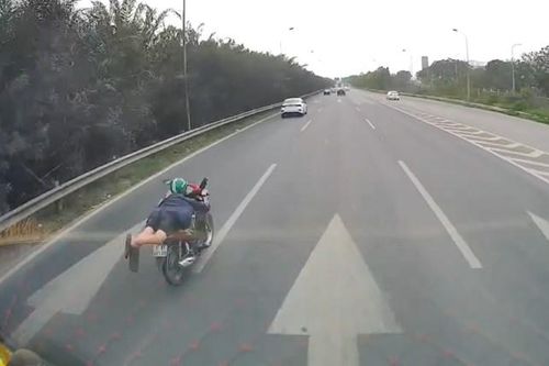 Điều tra vụ người đàn ông nằm ra yên xe máy đi trên Đại lộ Thăng Long