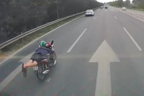 Lái xe máy 'diễn xiếc' trên Đại lộ Thăng Long bị triệu tập