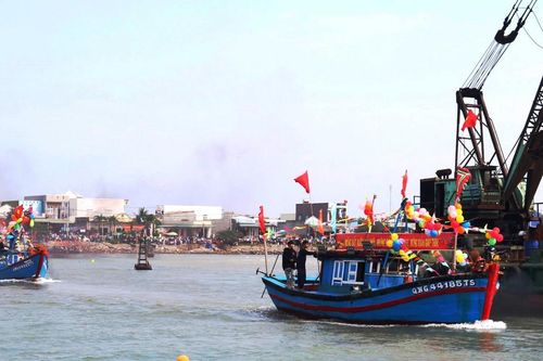 Nhộn nhịp vươn khơi tìm lộc biển