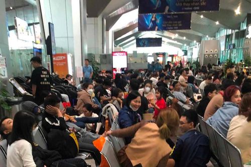 Hàng trăm hành khách chậm chuyến bay vì sương mù