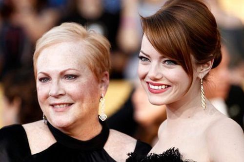 Giải BAFTA 2024: Emma Stone luôn có mẹ phía sau