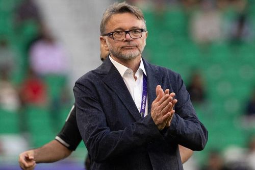 Vì sao HLV Troussier chưa quay lại Việt Nam dù đã qua Tết Nguyên đán?