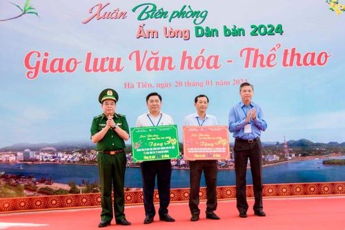 Hơn 44,2 tỷ đồng tri ân, chăm lo Tết cho đồng bào biên giới, biển đảo
