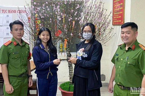 Nữ sinh Đà Lạt trả lại điện thoại giá trị cao cho người đánh rơi