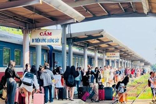 Thư về tòa soạn: Hành khách đi tàu dịp cao điểm cần lưu ý điều gì?