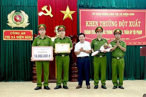 Lập thành tích xuất sắc trong dịp Tết, Công an thị xã Điện Bàn được khen thưởng