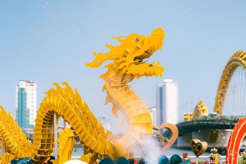 Tập trung các mô hình linh vật rồng thành công viên bên bờ biển Đà Nẵng