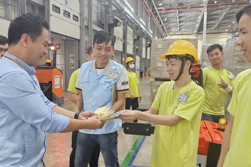Công nhân phấn khởi trở lại nhà máy