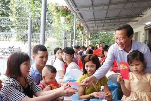 Nhà nhà đều vui tết