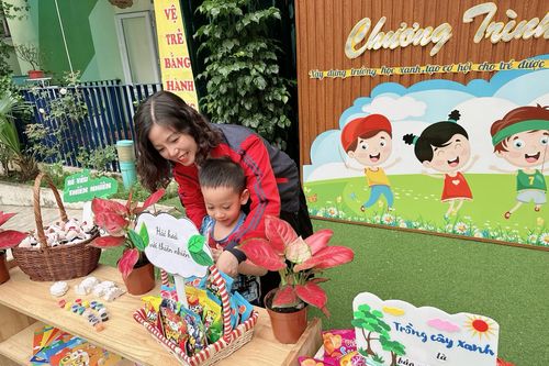 Trẻ mầm non tham gia đổi cây lấy quà nhân dịp đầu xuân mới