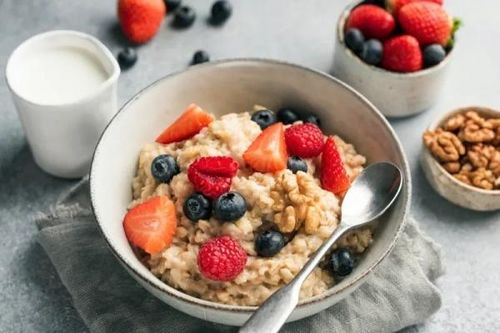 Bữa sáng với bột yến mạch, các loại hạt, quả mọng có tác dụng hạ cholesterol tự nhiên