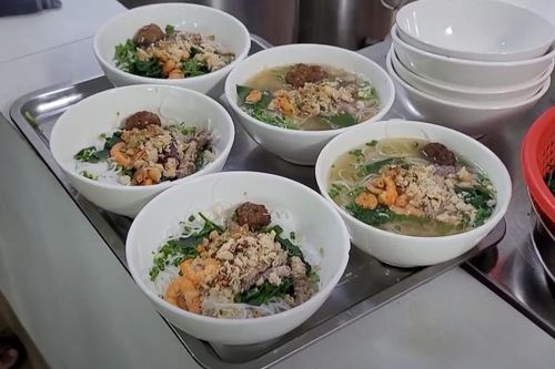 Đến Quảng Ninh thưởng thức món bún cù kỳ dân dã, lạ miệng