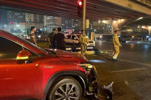 Hoảng hồn với 3 cuộn thép nặng hàng tấn rơi xuống đường khiến ôtô con nát đầu