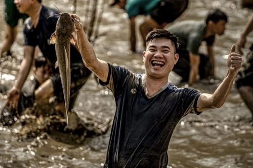 Người dân xuống ao dầm bùn bắt cá trong lễ hội Lồng tông ở Tuyên Quang