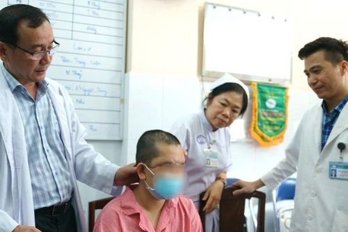 Nữ công nhân bị máy cuốn sợi lóc toàn bộ da đầu