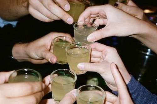 Bản tin 8H: Hai vợ chồng tử vong, con trai nguy kịch sau khi ăn nhậu liên tục trong 3 ngày
