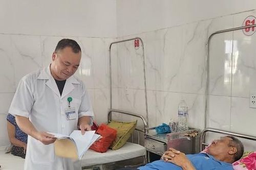 Bị sặc khi ăn canh cá ngừ, 7 năm sau mới gắp được dị vật có răng cưa