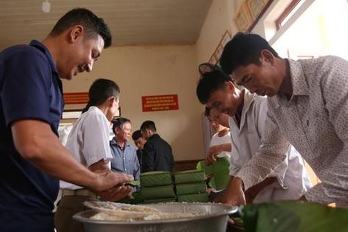 Cả xã thi nhau gói 2.000 bánh chưng dâng lễ vua Mai Hắc Đế