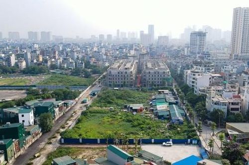 Phó Thống đốc: 'Chúng tôi không bao giờ siết tín dụng bất động sản'