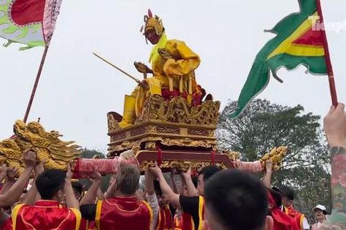 Hàng nghìn người về Đền Sái xem rước kiệu vua chúa giả có một không hai