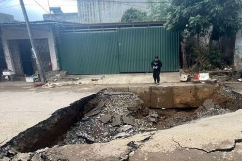 Lấp 'hố tử thần', người dân vẫn hoang mang