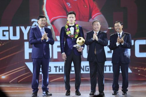 Hoàng Đức giành Quả bóng vàng Việt Nam 2023: So bó đũa, chọn cột cờ