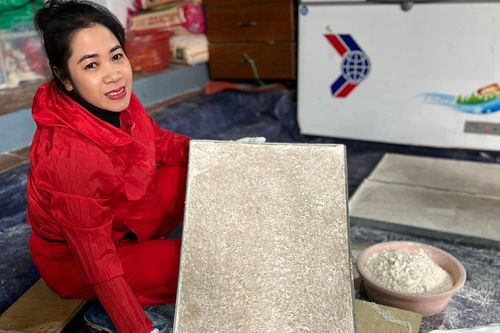 Nàng dâu 8X livestream bán món ăn quê, phải nhờ cả 2 họ giúp sức