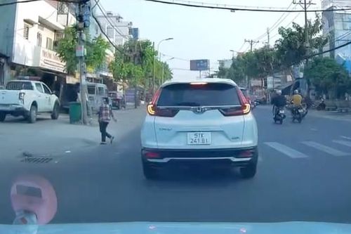 Honda CR-V đang đi bỗng phanh dừng bất thình lình, xe đi sau suýt đâm đuôi