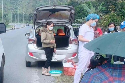 Chồng đỡ đẻ thành công cho vợ trên đường đi bệnh viện