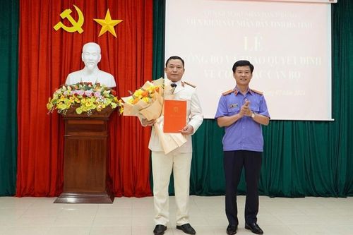 VKSND tỉnh Hà Tĩnh trao quyết định bổ nhiệm Phó Trưởng phòng 8 và chức danh Kiểm sát viên