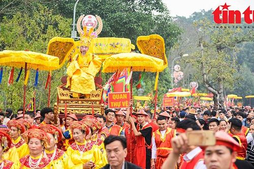 Đặc sắc nghi lễ rước 'Vua, chúa sống' tại Lễ hội đền Sái