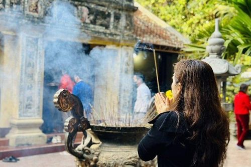 Du khách đổ về đền Bà Hải xin xăm đầu năm mới