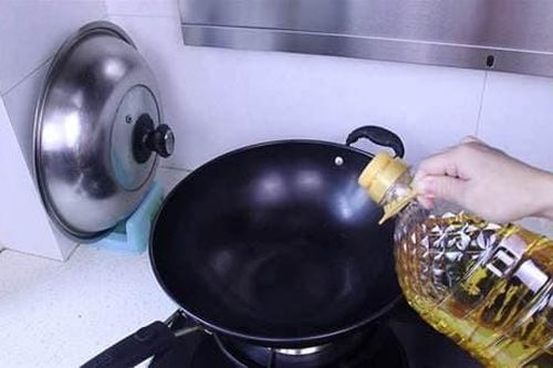Dừng đổ dầu bằng phuy đựng dầu, dạy bạn tự làm can dầu tại nhà vừa thiết thực, tiết kiệm lại còn không bị rây rớt ra ngoài