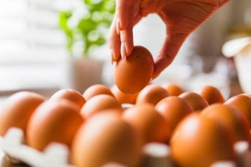 Các chuyên gia chăn nuôi cảnh báo trứng gà có 3 đặc điểm này cần tránh khi chọn mua