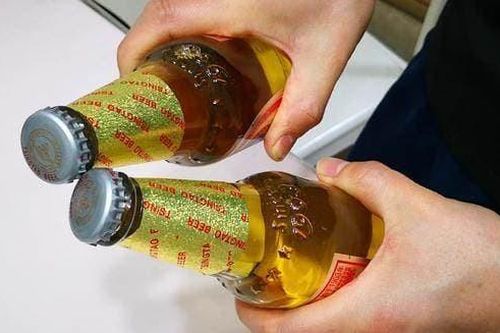 Nắp chai bia có 'cơ chế nhỏ', các cô gái có thể mở trong một giây mà không cần dụng cụ khui chai
