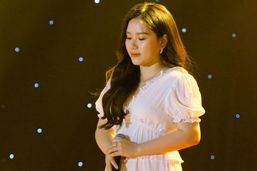 Thùy Chi liên tục bỏ micro không hát trên sân khấu, lý do vì một người bạn quá cố