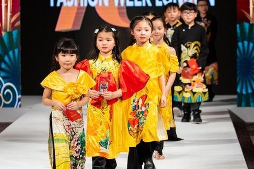 Nhà thiết kế 14 tuổi mang áo dài trình diễn tại Vương quốc Anh