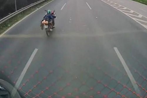 CSGT xử lý 'tài xế nằm yên xe máy, lao vun vút trên Đại lộ Thăng Long'