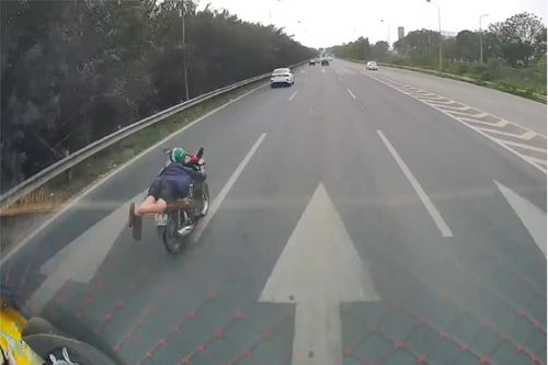 Xác minh 'tài' nằm trên yên mô tô lao vun vút trên cao tốc