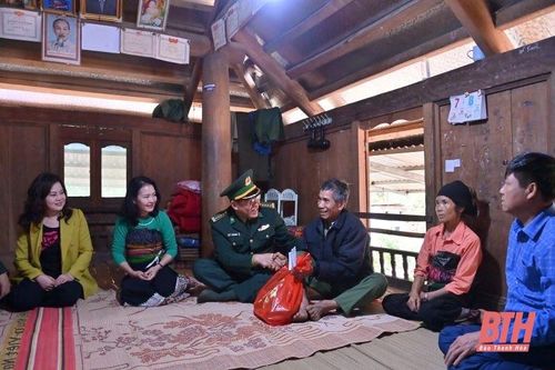 Ấm áp tình quân dân nơi biên giới