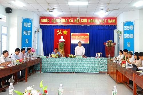 Chủ tịch UBND huyện Tri Tôn làm việc với xã biên giới Vĩnh Gia