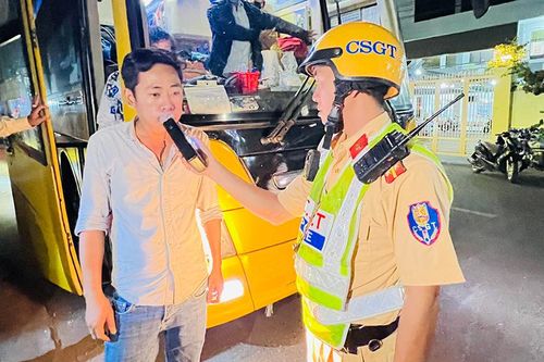 Xe khách biển số 61F-000.90 bị 'gỡ' phù hiệu, nhưng vẫn tiếp tục vi phạm