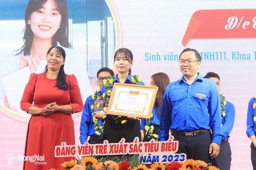 Cô gái Nùng vào Đảng ở tuổi 18