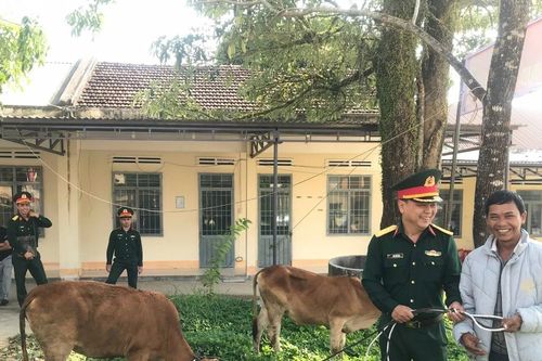 Đak Pơ trao bò giống cho 3 hộ nghèo